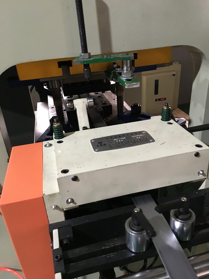 伺服送料機JNC-200配GO-200安裝現場